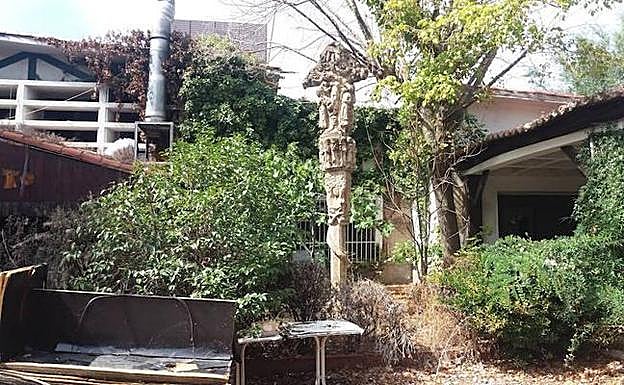 Una replica de la cruz de Kurutziaga languidece entre zarzas y